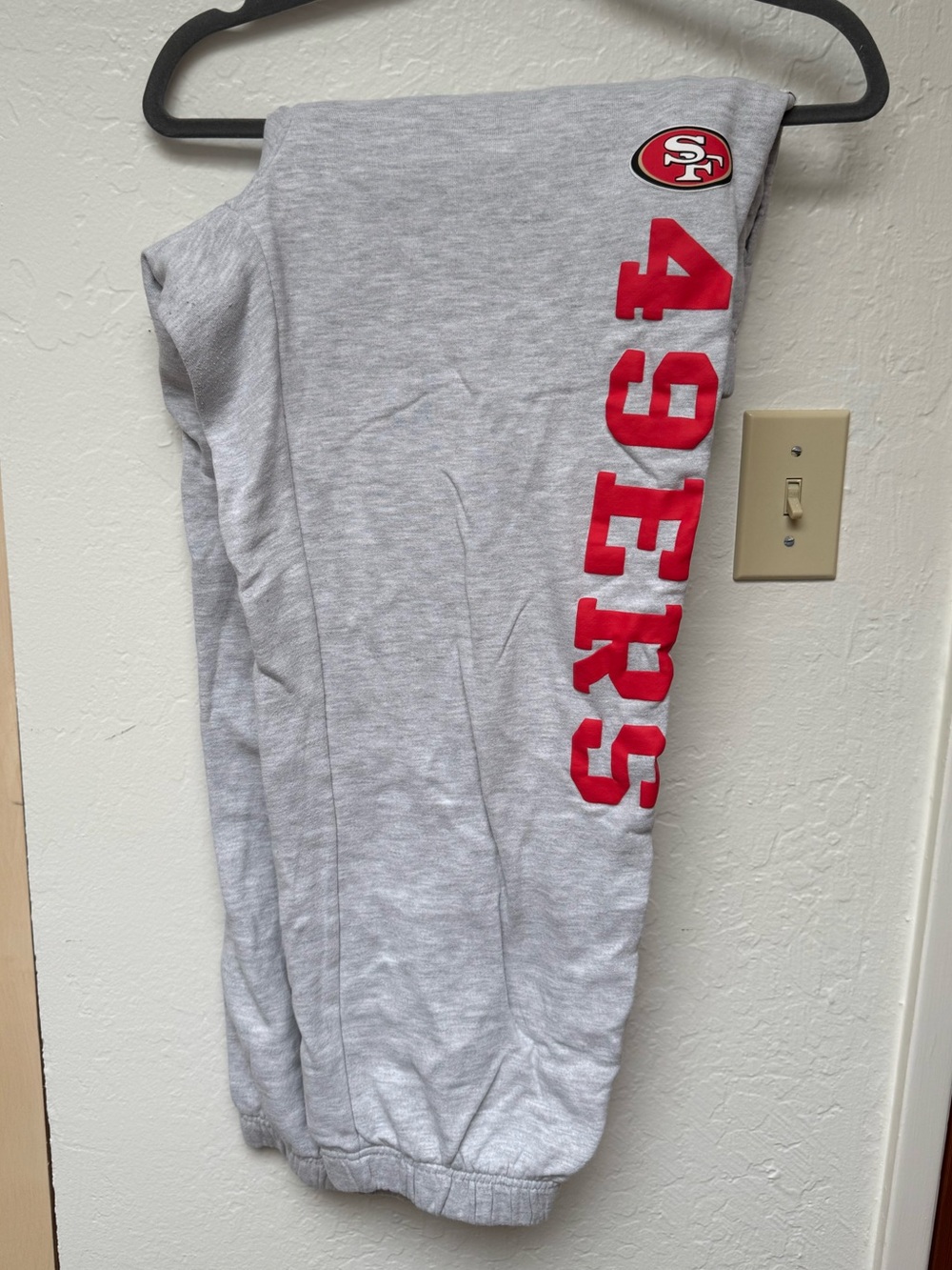 ‘47 Women’s Gray San Francisco 49ers Cropped Crewneck Hoodie and matching pants - Picture 2 of 9